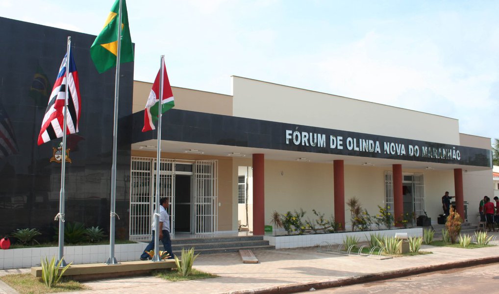 A Justiça determinou o afastamento, por 180 dias, do prefeito Delmar Barros da Silveira Sobrinho, com base no atraso reiterado do pagamento dos salários dos servidores municipais; a situação se repete desde 2013; o pedido foi feito pelo Ministério Público; pela determinação judicial, o prefeito também está obrigado a manter a distância de, pelo menos 500 metros, das sedes da prefeitura, das secretarias de Educação, Saúde, Administração e da Tesouraria do Município, sob pena de prisão em flagrante por crime de desobediência