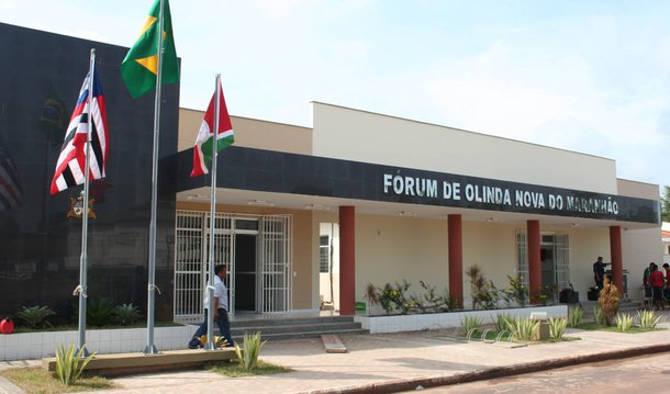 A Justiça determinou o afastamento, por 180 dias, do prefeito Delmar Barros da Silveira Sobrinho, com base no atraso reiterado do pagamento dos salários dos servidores municipais; a situação se repete desde 2013; o pedido foi feito pelo Ministério Público; pela determinação judicial, o prefeito também está obrigado a manter a distância de, pelo menos 500 metros, das sedes da prefeitura, das secretarias de Educação, Saúde, Administração e da Tesouraria do Município, sob pena de prisão em flagrante por crime de desobediência