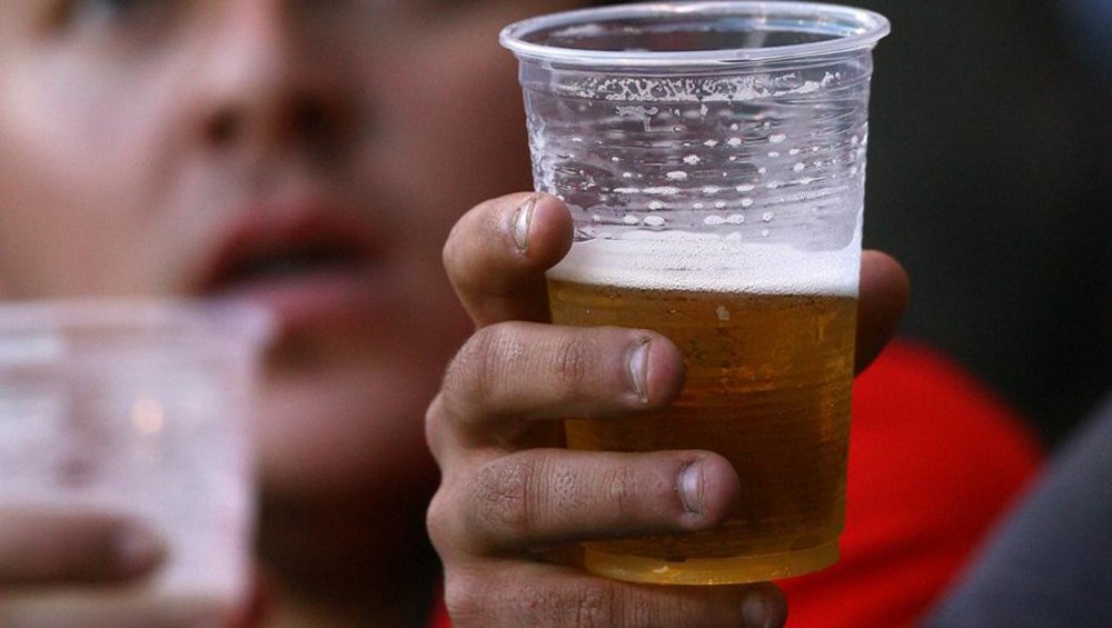 Projeto de lei foi aprovado pela Assembleia Legislativa no dia 23 de setembro, em discussão única; venda, proibida desde 2008, permite agora que a cerveja seja consumida em todos os setores dos estádios em copos ou garrafas plásticas; a cerveja poderá ser vendida desde a abertura dos portões dos estádios até o final do jogo