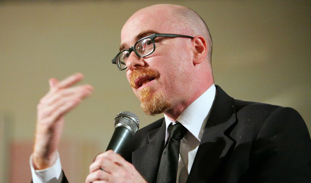 Filósofo e professor da Universidade de São Paulo (USP) Vladimir Safatle afirmou que, apesar do fim da ditadura, não houve uma redemocratização de fato no Brasil; "O Brasil sempre foi dividido. Nunca foi um país, foi sempre uma fenda. Sempre houve essa divisão. Ela não tinha se expressado na rua durante um tempo porque a direita brasileira sentia vergonha em relação à ditadura militar, e também porque a direita não tinha figura política que a representasse", afirmou; "Existe um antagonismo absoluto no Brasil. A primeira coisa que se tem que fazer é falar isso em alto e bom tom", acrescentou Safatle durante passagem pela UFPA