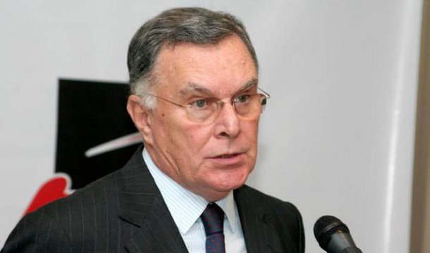 Primeiro chanceler do governo Fernando Henrique Cardoso (PSDB), Luiz Felipe Lampreia morreu nesta terça-feira, 2, no Rio de Janeiro, aos 74 anos; ele se tratava de um tumor no pulmão e teve uma parada cardíaca na manhã desta terça; Lampreia ocupou o cargo de janeiro de 1995 a janeiro de 2001; em nota, a presidente Dilma Rousseff lamentou a morte; "Transmito minhas condolências aos familiares e amigos do ex-ministro, recordando sua contribuição para o Brasil, ao longo de quase quatro décadas de trabalho dedicado ao serviço público", disse Dilma