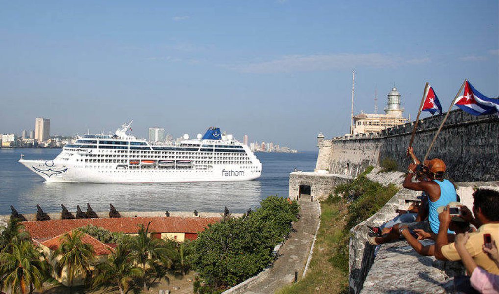 Primeiro navio de cruzeiro dos Estados Unidos a chegar a Cuba em décadas recebeu uma acolhida calorosa nesta segunda-feira em Havana, onde moradores da cidade colonial se reuniram à beira-mar enquanto centenas de norte-americanos acenavam do convés da embarcação; chegada do cruzeiro Andonia foi mais um acontecimento inédito para os dois países desde que o presidente dos EUA, Barack Obama, e seu colega cubano, Raúl Castro, anunciaram uma reaproximação histórica em dezembro de 2014