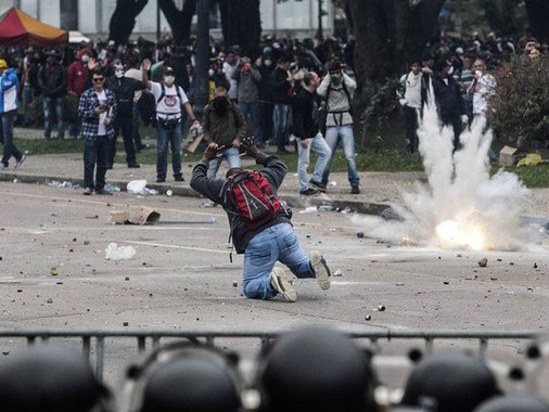 Fui e sou a favor dos nossos professores, e abomino de todas as formas o massacre por eles sofrido em praça pública em Curitiba. Isso não me torna inimigo dos policiais militares e não me faz cego ao caos que se encontra nossa polícia