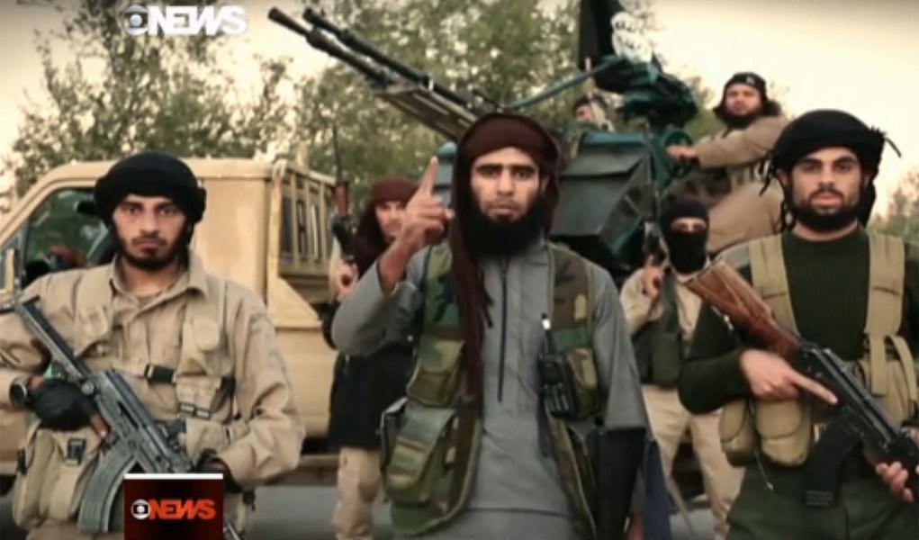 Em vídeo divulgado nesta segunda-feira, após os atentados em Paris, o grupo terrorista Estado Islâmico diz que os países que participam dos bombardeios aéreos na Síria terão o mesmo destino que a França, que teve 129 mortos na sexta-feira 13; "Como nós atingimos a França no centro de sua morada em Paris, nós juramos que vamos atacar a América em seu centro em Washington", diz um homem