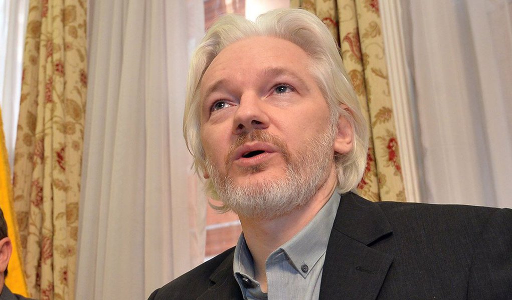 Promotores suecos declararam nesta terça-feira que irão reenviar um pedido para interrogar Julian Assange em função de uma alegação de estupro; eles acrescentaram que o caso do fundador do WikiLeaks não foi afetado por um veredicto da ONU segundo o qual o ex-hacker foi detido arbitrariamente