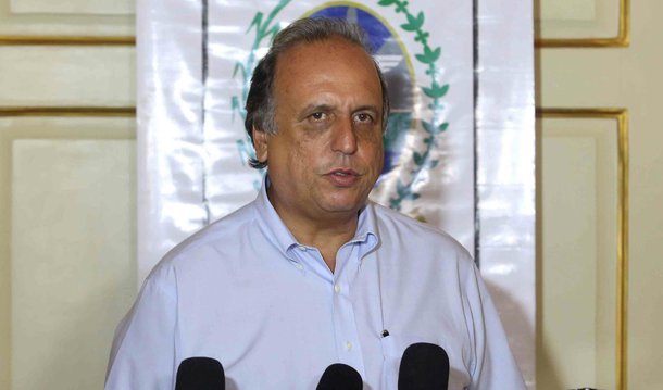 O governador licenciado do Rio de Janeiro, Luiz Fernando Pezão, recebeu alta do Hospital Pró-Cardíaco, em Botafogo, na Zona Sul do Rio; ele voltou a ser internado na terça-feira (5) depois que médicos identificaram uma infecção cutânea no lugar onde foi inserido um cateter, próximo ao ombro, pelo qual ele começou a receber a quimioterapia para tratamento de um câncer; ele foi diagnosticado com um linfoma não-Hodgkin, um tipo de câncer nas células de defesa do organismo