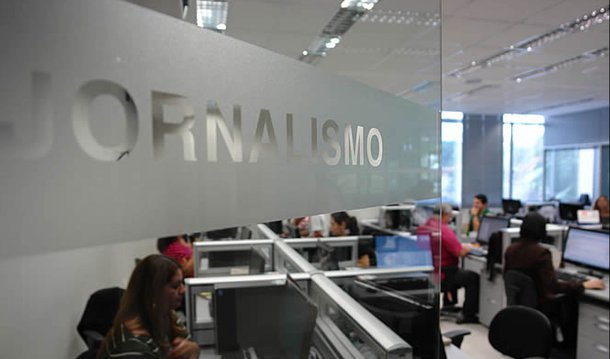 Uma em cada cinco retransmissoras de TV da região da Amazônia Legal pertence a algum político; ao todo, 373 (21,5%) dos 1.737 canais de retransmissão legalmente aptos a produzir conteúdo local estão em nome de políticos ou de parentes próximos; o grupo inclui sete senadores; no Maranhão, das 276 retransmissoras de TV maranhenses, 159, ou 58%, estão registradas em nome de empresas de políticos; se forem somadas as retransmissoras de prefeituras, são 223 televisões comandadas por políticos, o que representa 81% do total de retransmissoras existentes no estado