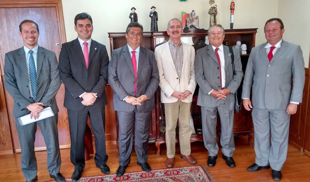 Como parte da agenda de encontros com ministros do governo Dilma em Brasília, o governador do Maranhão, Flávio Dino, participou de audiência com o Ministro da Defesa, Aldo Rebelo; o chefe do executivo maranhense destacou a continuidade dos estudos para implantação de uma Esquadra da Marinha no Maranhão; o governador também tratou da necessidade de investimento em desenvolvimento científico e tecnológico no estado, a partir da extensão dos estudos acadêmicos do Instituto Tecnológico da Aeronáutica (ITA), levando em conta a possibilidade da instalação de uma unidade desse Instituto no Estado em integração com a Base de Lançamento de Alcântara