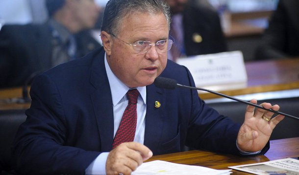 Senador Blairo Maggi (PR-MT) foi relator de uma Proposta de Emenda Constitucional (PEC) que derruba licenciamento ambiental para obras; a PEC, que deve ser votada esta semana, é criticada por ambientalistas e foi denunciada pelo Ministério Público Federal; Maggi, que deve assumir a Agricultura de um eventual governo Temer, afirma que o texto busca evitar que obras fiquem paradas sem motivo