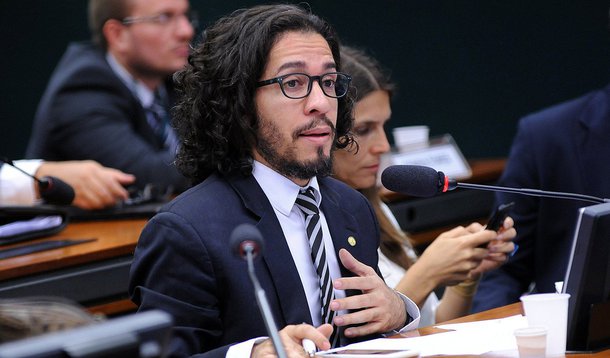 Oposição à presidente Dilma, porém contrário ao impeachment, o deputado federal Jean Wyllys (Psol-RJ) voltou a criticar a Rede Globo, que, segundo ele, "não suporta crítica"; "Gente, a Globo News decidiu cortar sua cobertura ao vivo do plenário justamente nas horas de minha fala e da de Ivan Valente ahahahahahahah", disse ele no Twitter; "Globo News não suporta crítica, embora se confira o direito do golpear a democracia; parece conduzida por infantilizados e antidemocráticos"