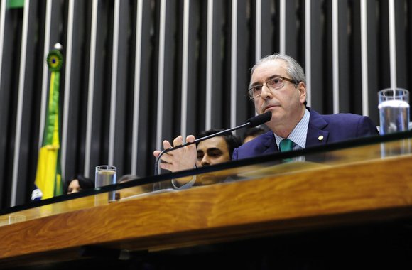 Após revolta de deputados, inclusive da oposição, que chegaram a deixar o plenário, o presidente da Câmara voltou atrás e decidiu suspender a decisão do deputado Felipe Bornier que anulou a reunião do Conselho de Ética marcada para a leitura do relatório do deputado Fausto Pinato (PRB-SP) ao processo contra ele; Cunha disse que suspendeu a decisão para não contaminar a Casa com algo que diga respeito a ele