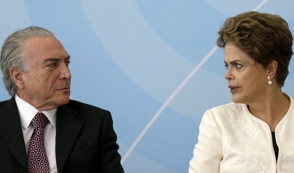 Segundo o colunista Kennedy Alencar, ao dizer em cerimônia no Palácio do Planalto que um futuro governo Temer adotaria medidas econômicas para prejudicar os mais pobres, contra os direitos dos trabalhadores, presidente Dilma Rousseff usou estratégia que deu certo contra o tucano Aécio Neves na campanha de 2014; segundo ele, a presidente apostará nas manifestações de hoje para tentar mostrar aos deputados que o governo ainda possui base social capaz de resistir ao impeachment e que um governo Temer não traria estabilidade política ao país