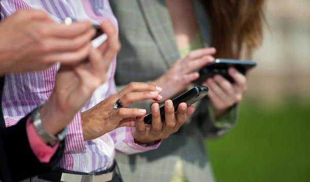 A base de telefonia celular do Brasil encolheu em quase 12 milhões de linhas entre novembro e dezembro do ano passado, num forte aumento na tendência de queda nas linhas pré-pagas, enquanto a base pós-paga se manteve relativamente estável, segundo dados divulgados nesta sexta-feira pela agência reguladora do setor, Anatel; TV paga também caiu