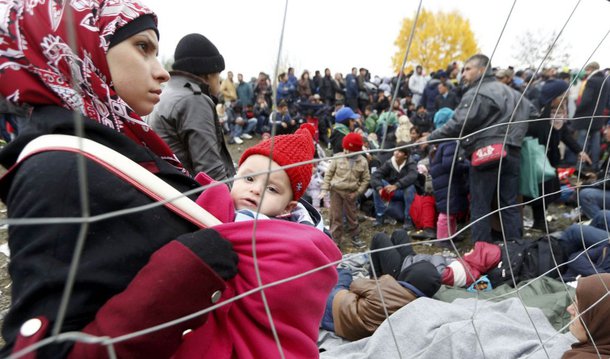 Comissão Europeia anunciou nesta terça-feira, 3,  que vai destinar 62 milhões de euros em ajuda humanitária para apoiar refugiados da Síria; "Temos que continuar a ajuda humanitária para os sírios porque o inverno vai trazer dificuldades adicionais para os mais vulneráveis", afirmou o comissário europeu para a Ajuda Humanitária e Gestão de Crises, Christos Stylianides, após uma visita à Jordânia e ao Líbano; ao todo, 133 milhões de euros em ajuda humanitária adicional serão destinados, este ano, à Síria, ao Líbano e à Jordânia