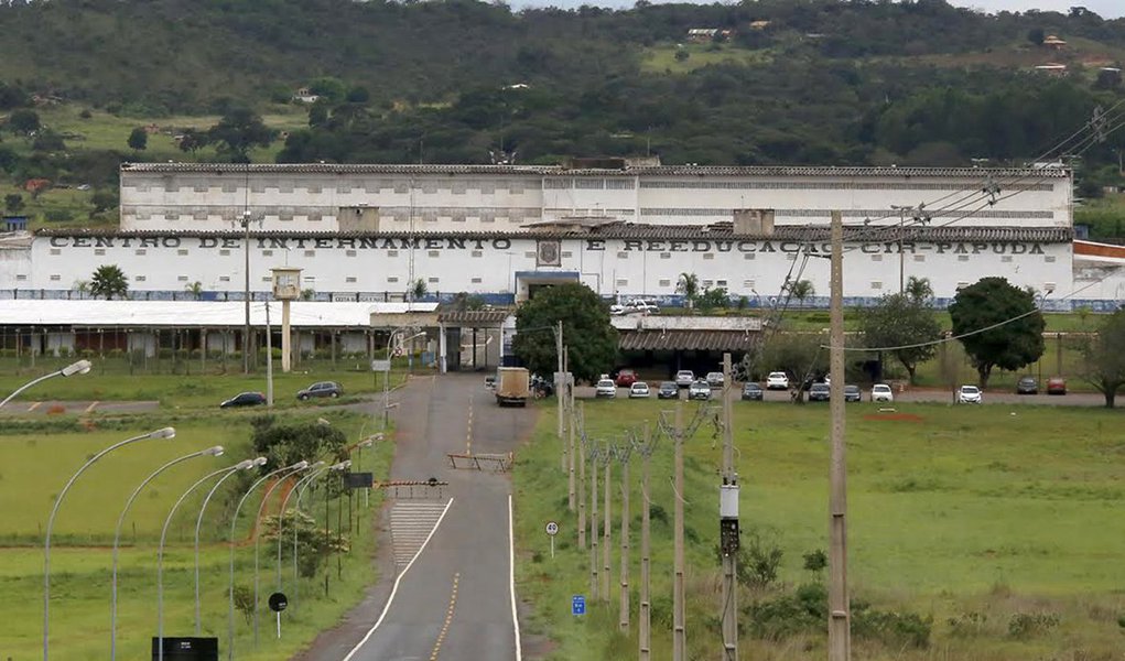 Detentos de dois centros do Complexo Penitenciário da Papuda, em Brasília, poderão, novamente, receber visitas a partir desta quarta-feira (17), após o da interdição causada por um surto de caxumba no início do mês; a doença foi identificada em 69 internos do Centro de Detenção Provisória (CDP) e em cinco pessoas no Centro de Internamento e Reeducação (CIR), incluindo uma servidora