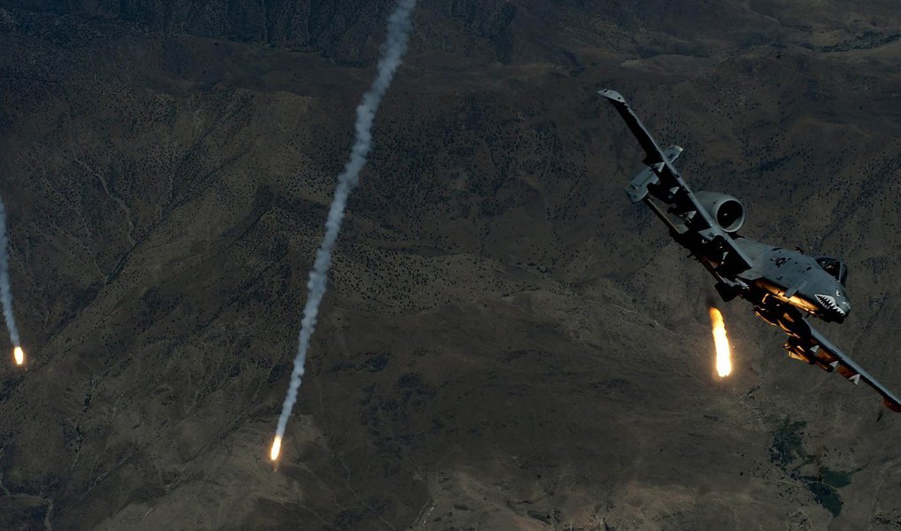 Ministro da Defesa da Rússia, Sergei Shoigu, disse que mais de 600 rebeldes foram mortos na província síria de Deir ez-Zour, após uma série de ataques desferidos com mísseis de cruzeiro; Rússia também anunciou que dobrou o número de aeronaves em sua operação contra o Estado Islâmico na Síria para 69 aviões