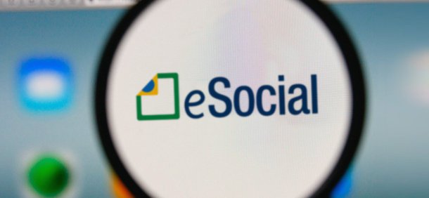 Está disponível para emissão a Guia Única do Simples Doméstico, no portal eSocial, de acordo com a Receita Federal; no documento estão incluídos os tributos que os patrões de empregados domésticos devem pagar como a contribuição previdenciária e o Fundo de Garantia do Tempo de Serviço;guia tem código de barras e pode ser pago em qualquer agência ou canais eletrônicos disponíveis pela rede bancária, até o dia 6 de novembro; cadastramento do trabalhador no eSocial e o pagamento, que é relativo à competência de outubro, podem ser feitos até esta data, sem multas; Fisco espera a adesão de 1,2 milhão de trabalhadores ao sistema