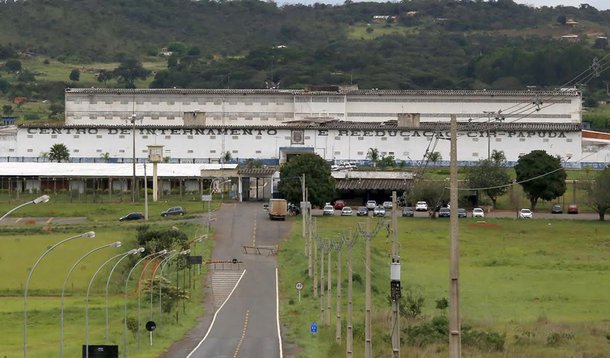 Detentos de dois centros do Complexo Penitenciário da Papuda, em Brasília, poderão, novamente, receber visitas a partir desta quarta-feira (17), após o da interdição causada por um surto de caxumba no início do mês; a doença foi identificada em 69 internos do Centro de Detenção Provisória (CDP) e em cinco pessoas no Centro de Internamento e Reeducação (CIR), incluindo uma servidora