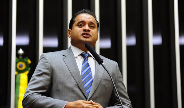 O presidente estadual do PDT, deputado federal licenciado Weverton Rocha, afirmou que conduzirá diretamente a luta em defesa da Constituição Federal e contra o impeachment da presidente Dilma Rousseff no Congresso; "A partir do meu retorno e quando assumir a liderança da bancada, iremos conduzir diretamente o processo e o debate dentro do parlamento. O Maranhão e o PDT sempre estiveram na linha de frente das grandes lutas do país e não poderíamos nos furtar neste momento. O PDT do Maranhão será protagonista em defesa da Constituição na Câmara Federal", disse