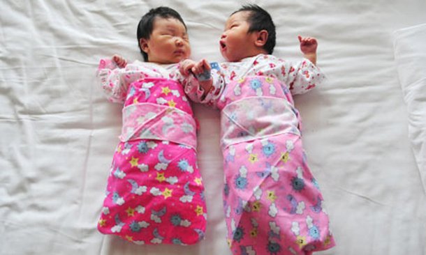 O vice-ministro da Comissão Nacional da Saúde e Planejamento Familiar chinês, Wang Peina, estimou em mais de 3 milhões os bebês que nascerão anualmente na China depois da abolição da política de "um casal, um filho"; a medida, anunciada no mês passado pelo Comitê Central do Partido Comunista Chinês, visa a conter a crescente pressão na economia imposta pelo rápido envelhecimento da sociedade