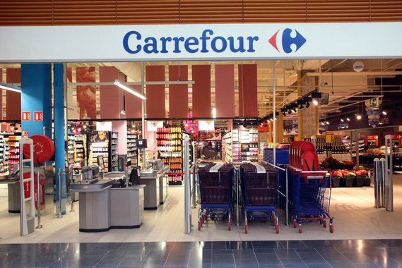 A rede varejista francesa Carrefour teve seus escritórios vasculhados como parte de uma investigação sobre suas práticas comerciais; dois dias depois de o governo alertar empresas contra mais cortes de preços aos agricultores; produtores de leite e carne na França têm realizado uma série de protestos manifestações operarem com perdas por causa do excesso de capacidade e agressiva pressão de preços dos varejistas