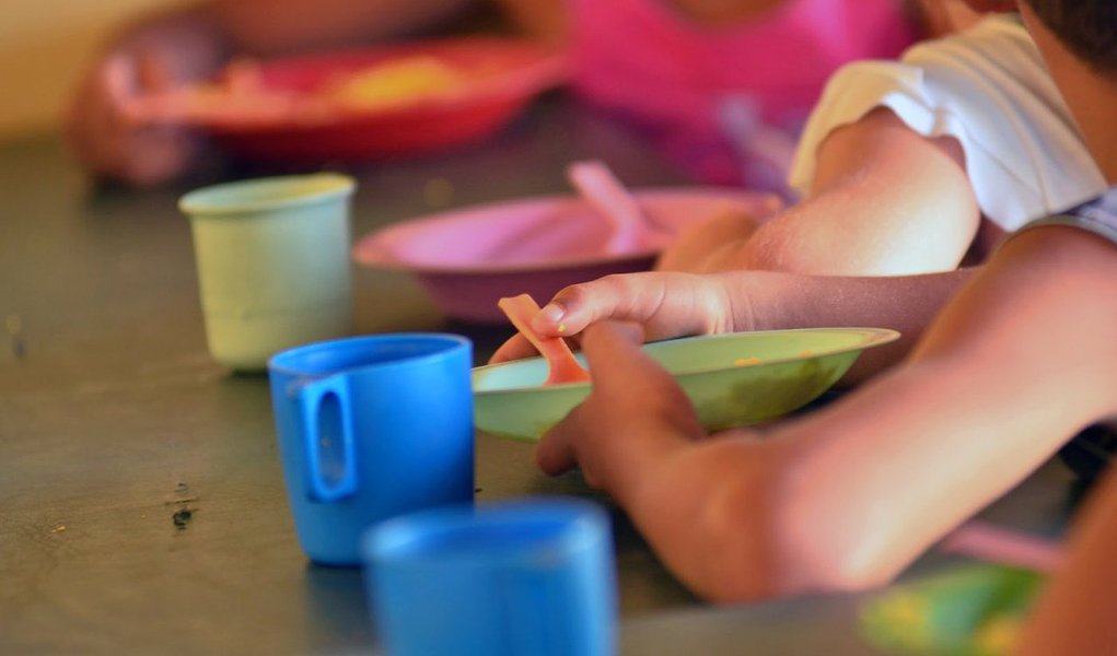 "Nos países em desenvolvimento, há experiências bem-sucedidas com programas de grande escala que ajudam os mais pobres e vulneráveis, como por exemplo no Brasil, na Etiópia, Índia e no México, dando impulso à reavaliação do valor e do papel desses programas de combate à pobreza e à fome, bem como à desigualdade social e política", diz documento da Organização das Nações Unidas para Alimentação e Agricultura (FAO); relatório também cita o Bolsa Família