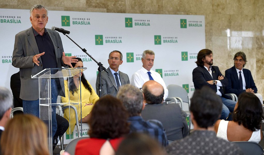 Produtores do setor audiovisual de Brasília serão contemplados com R$ 22,715 milhões em recursos para 72 projetos na área; o valor está no edital referente ao segundo bloco do Fundo de Apoio à Cultura (FAC) de 2015, cujo lançamento foi anunciado no Palácio do Buriti; ao lado do ministro da Cultura, Juca Ferreira, o governador Rodrigo Rollemberg, o secretário de Cultura do Distrito Federal, Guilherme Reis, e o diretor-presidente da Agência Nacional do Cinema (Ancine), Manoel Rangel, assinaram o edital