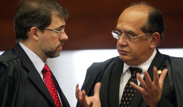 Planalto destaca três episódios que ilustrariam o afastamento do ministro do Supremo Tribunal Federal e presidente do Tribunal Superior Eleitoral, Dias Toffoli, em relação ao governo e ao PT; ‘dobradinha’ com o ministro do STF mais crítico ao governo, Gilmar Mendes, preocupa o PT e o governo; Toffoli alega ‘independência’