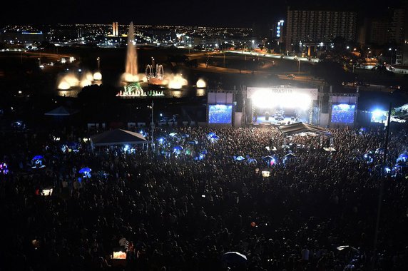 Aproximadamente 8 mil pessoas foram à Torre de TV na noite de quinta-feira acompanhar a programação musical em homenagem ao aniversário de 56 anos de Brasília; noite começou ao som de blues com o Taryn Quarteto, que se apresentou a partir das 18h30 no palco montado em frente à Torre de TV;  "Brasília é de todas as gerações, de crianças a idosos. Todos vieram celebrar o aniversário. Apostamos em uma programação variada, que atinge diversos públicos, mas que tem a identidade da cidade", disse o governador Rodrigo Rollemberg