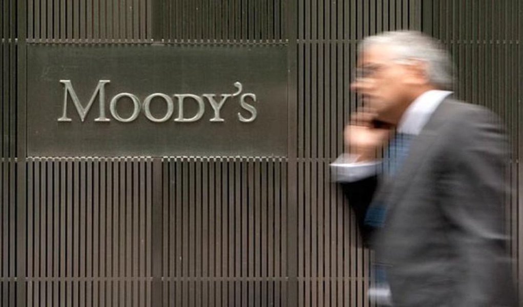 Agência de classificação de risco Moody's rebaixou o rating da Vale para "Baa3", ante "Baa2, e manteve a perspectiva negativa em função da queda dos preços do minério de ferro neste ano;  agência, contudo, ressaltou que o progresso que a Vale fez em reduzir custos e aumentar a produção vai ajudar a contrabalançar os preços mais baixos, "mas não será totalmente refletido nos indicadores de crédito da companhia até 2017-2018"; caso a Moody's volte a rebaixar a nota da Vale, mineradora perderá o grau de investimento