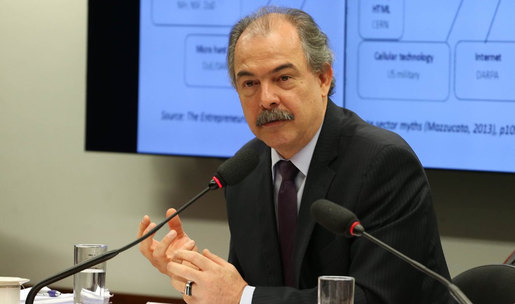 Ministro Aloizio Mercadante, da Educação, recebeu lideranças do movimento estudantil que participavam de um ato em Brasília contra o ajuste fiscal para discutir os recentes cortes no orçamento do ministério; segundo a presidente da UNE, Carina Vitral, o ministro se comprometeu em lutar por mais investimentos na educação e trabalhar pela consolidação das universidades públicas; "Como alternativa para os cortes (em 2015, a educação teve contingenciados R$ 10,6 bilhões), o ministro afirmou que existem inciativas para taxação de grandes fortunas, por exemplo, de modo a evitar cortes na educação", disse Carina