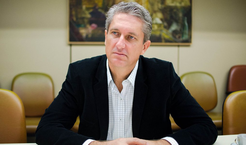 Com semblante e tom de voz serenos, o presidente da comissão especial que conduz a análise sobre o pedido, deputado Rogério Rosso (PSD-DF), assegura que se trata de uma "comissão completamente independente"; "O limite é a lei, na medida que eu ultrapassar o limite estou deixando uma insegurança no processo", afirmou, em entrevista exclusiva à Agência Brasil; confira