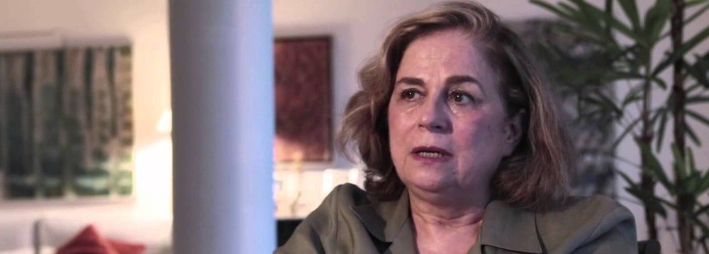 No ambiente de dura luta armada com perda das melhores vidas, entre elas a de seu irmão e a de sua mãe, nossa polivalente escritora sabe que quem luta não faz bajulações nem elogios gratuitos