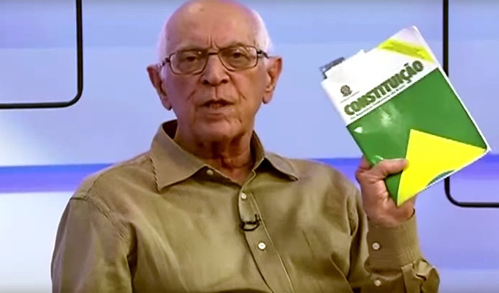 "Na hora em que o impeachment vira artigo de fim de feira, uma espécie de xêpa da passagem de Eduardo Cunha pela presidência da Câmara e pasto de ocasião de uma oposição que não consegue vencer nas urnas, nada melhor que a serena e técnica aula que deu, ontem, o jurista Dalmo Dallari, no programa  programa Espaço Público, da TV Brasil", diz Fernando Brito, editor do Tijolaço