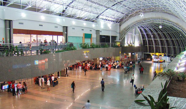 Duas grandes operadoras europeias afirmaram que, embora estejam interessadas em participar da disputa dos próximos leilões de aeroportos, têm encontrado dificuldades para fechar parcerias com construtoras brasileiras; elas temem o "risco reputacional" de associar-se com empreiteiras investigadas na Lava Jato, e que o BNDES venha a travar desembolsos para consórcios