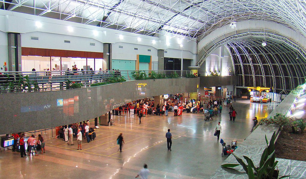Duas grandes operadoras europeias afirmaram que, embora estejam interessadas em participar da disputa dos próximos leilões de aeroportos, têm encontrado dificuldades para fechar parcerias com construtoras brasileiras; elas temem o "risco reputacional" de associar-se com empreiteiras investigadas na Lava Jato, e que o BNDES venha a travar desembolsos para consórcios