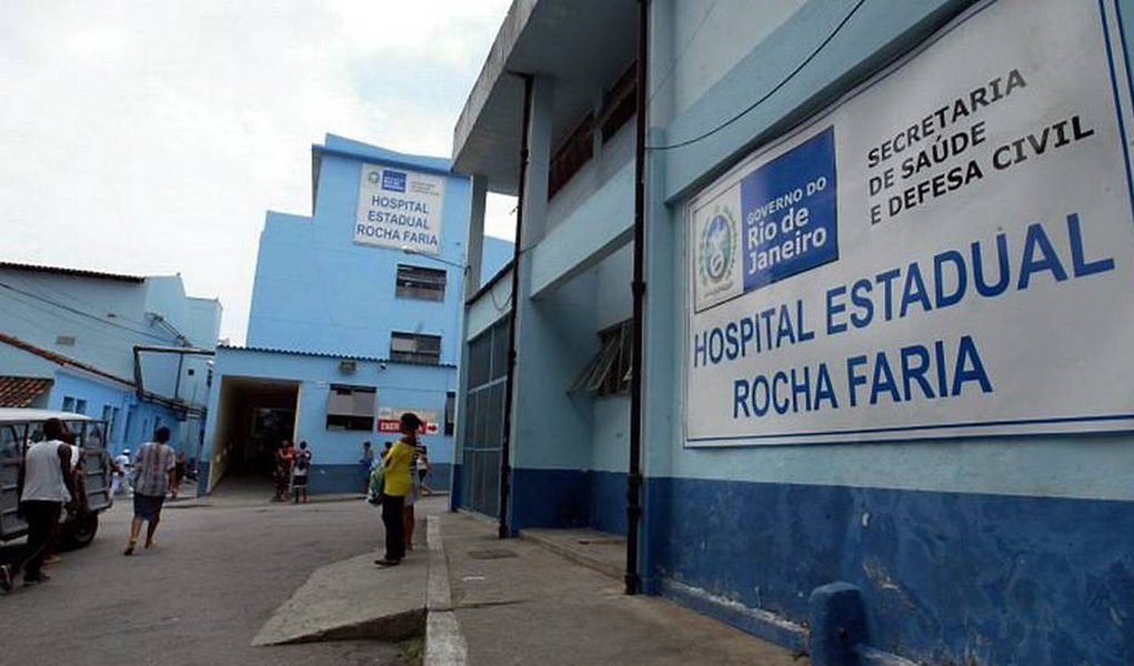 Adotada para melhorar a gestão de dois hospitais estaduais de urgência e emergência, em crise por falta de recursos, a municipalização, que avança nesta segunda-feira (11) com a entrega das chaves do Hospital Rocha Faria, em Campo Grande, à prefeitura do Rio de Janeiro, encontra resistência; o MP-RJ e a Defensoria Pública cobram informações que justifiquem a escolha do Rocha Faria e do Albert Schweitzer, em Realengo – e não de outros – e como será a partir de agora; as unidades atendem 10 mil pacientes por dia em uma das áreas mais populosas da cidade