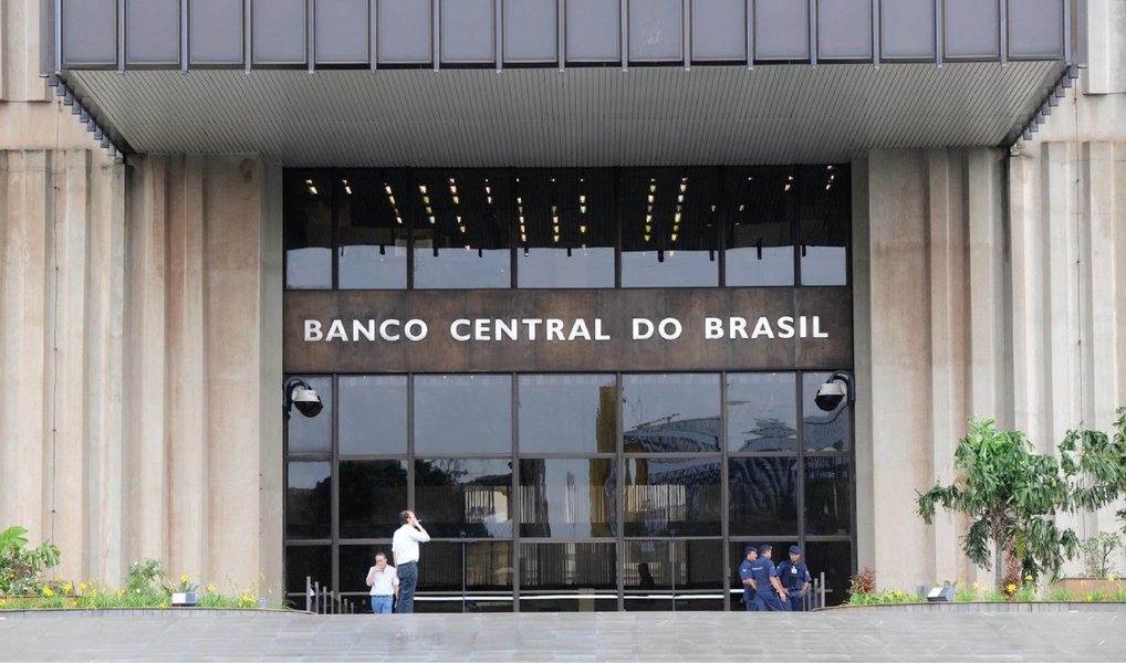Dados divulgados pelo Banco Central nesta quinta-feira, 29, mostram que o setor público consolidado (Governo Central, empresas estatais e governos estaduais e municipais) apresentou déficit primário de R$ 7,318 bilhões em setembro; resultado ficou estável em relação ao déficit de R$ 7,31 bilhões registrado em agosto deste ano; no mesmo mês do ano passado, o déficit havia ficado de R$ 25,491 bilhões