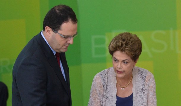 Na semana que vem, o Copom deve começar a aumentar os juros básicos, que estão em 14,25% ao ano, para até 15,25% em abril; aval para um novo ciclo de aperto vem num momento em que o PT pede mais medidas pró-crescimento e pressiona por uma política monetária menos austera; BC argumenta que país vive novo momento, onde alta de juros não significaria necessariamente desemprego; fontes sustentam que Dilma estaria convencida de que não é possível tergiversar no controle dos preços, que prejudica, principalmente, os mais pobres