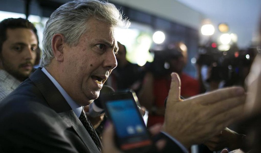 O advogado Edson Ribeiro, preso ao desembarcar no aeroporto do Galeão, num voo procedente de Miami, nos Estados Unidos, à sede da Polícia Federal (PF), na zona portuária do Rio; ele chegou escoltado em dois veículos da PF e estava no banco traseiro do carro da frente; ele defendia o ex-diretor da Área Internacional da Petrobras Nestor Cerveró, preso na Operação Lava Jato, e teve a prisão determinada pelo STF; segundo a PGR, o defensor participou das negociações em que o senador Delcídio do Amaral tentou impedir que Cerveró firmasse um acordo de colaboração com o MPF