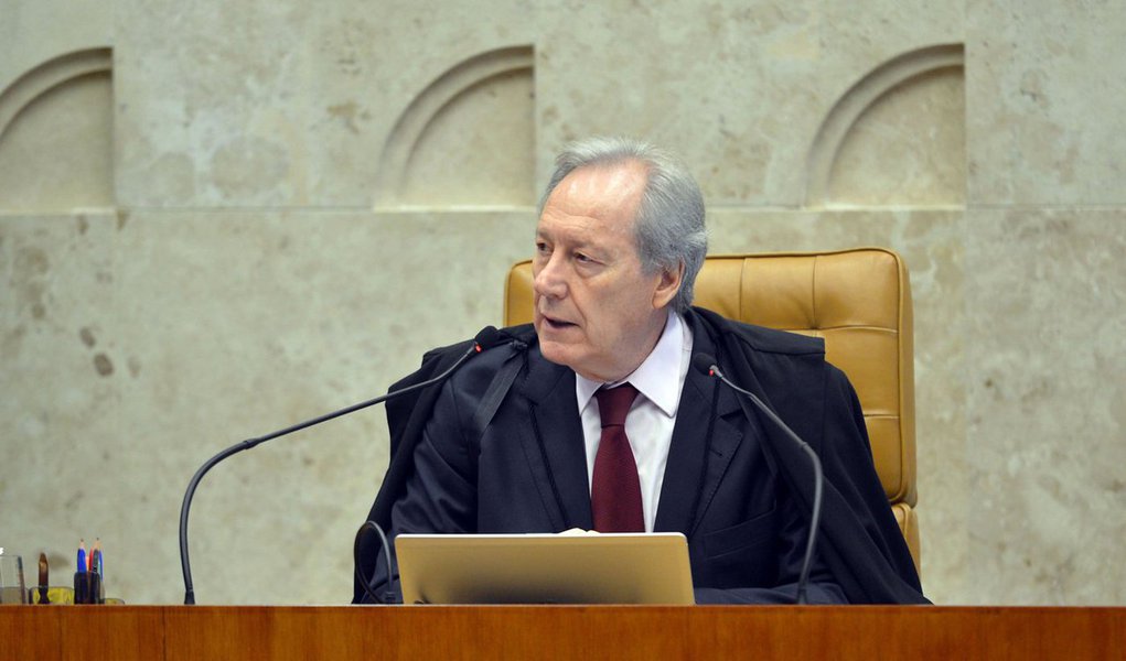 Ao final de sessão que negou cinco ações contestando a votação do pedido de abertura de processo de impeachment da presidente Dilma Rousseff, previsto para domingo (17), o presidente do Supremo, ministro Ricardo Lewandowski, disse que a Corte não fechará as portas para "analisar a tipificação do crime de responsabilidade" do impeachment; segundo, o ministro, o STF poderá analisar se a presidente praticou crime