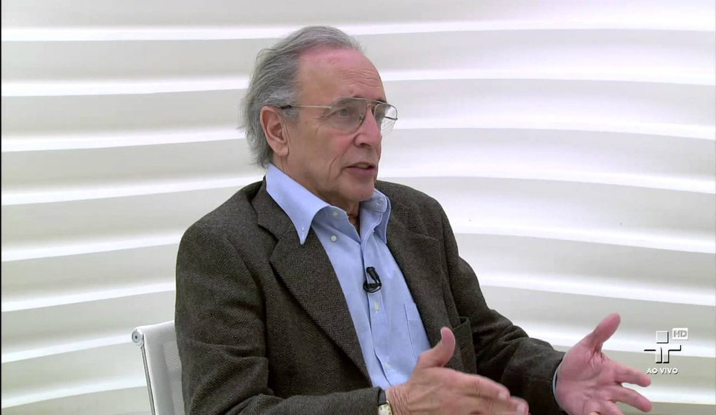 “Começam a circular estranhas notícias. Como a de uma gravação clandestina da Presidente da República pela Polícia Federal. Não se poderá mais dizer que, maculada embora, a Constituição ainda exista”, disse o colunista Janio de Freitas sobre o grampo da conversa entre o ex-presidente Lula e a presidente Dilma Rousseff, divulgado pelo juiz Sérgio Moro 