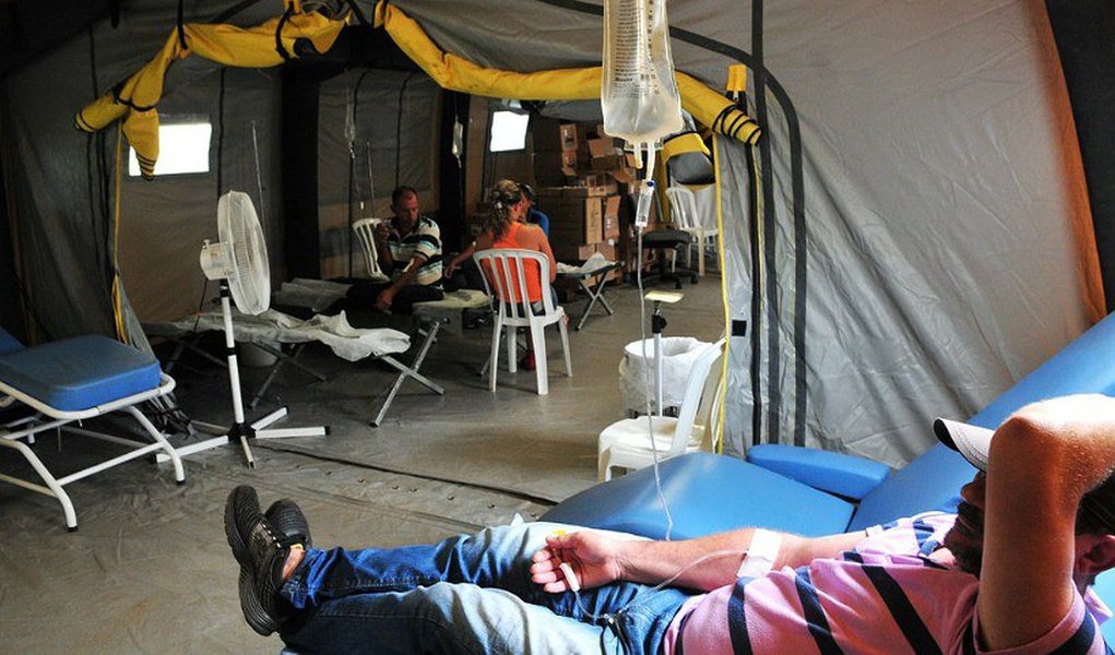 A Secretaria de Saúde confirmou mais 71 casos de dengue em moradores de Brasília, na 12ª semana epidemiológica de 2016 (de 20 a 26 de março); o número consta do Informativo Epidemiológico nº 13; desde o início do ano, são 7.821 confirmações da doença; em 2015, no mesmo período, foram 2.006 registros; o Entorno, computaram-se 1.229 ante 142 no ano passado; a capital e a região vizinha somam 9.050 ocorrências; no Distrito Federal, Brazlândia segue como a região administrativa com o maior número de casos (1.405), seguida por Ceilândia (892) e por Taguatinga (673); são Sebastião teve 666 ocorrências