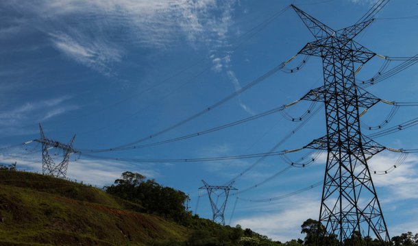 Segundo dados da Resenha Mensal do Mercado de Energia Elétrica, divulgada nesta segunda-feira 1º pela Empresa de Pesquisa Energética (EPE), foram demandados ao Sistema Interligado Nacional (SIN) no ano passado 464,7 mil gigawatts-hora (GWh); a queda reflete a redução de 5,3% do consumo da indústria; o consumo residencial também fechou os 12 meses do ano passado com queda, de 0,7%
