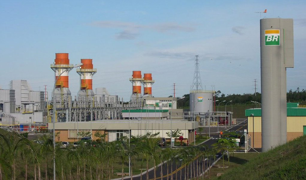 Plano inicial de vender participações minoritárias esbarrou na falta de interessados; agora, para atingir a meta de colocar US$ 14,4 bilhões adicionais no caixa, a estatal pode ofertar integralmente termelétricas, usinas de biodiesel e etanol, fábricas de fertilizantes, a transportadora de gás natural (TAG), a fatia na petroquímica Braskem, Transpetro, BR Distribuidora, blocos de exploração de petróleo, inclusive do pré-sal, além de operações na África, na Argentina, no Japão e nos EUA