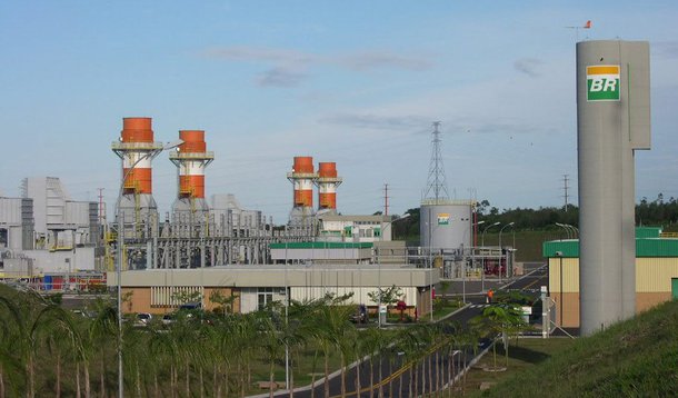 Plano inicial de vender participações minoritárias esbarrou na falta de interessados; agora, para atingir a meta de colocar US$ 14,4 bilhões adicionais no caixa, a estatal pode ofertar integralmente termelétricas, usinas de biodiesel e etanol, fábricas de fertilizantes, a transportadora de gás natural (TAG), a fatia na petroquímica Braskem, Transpetro, BR Distribuidora, blocos de exploração de petróleo, inclusive do pré-sal, além de operações na África, na Argentina, no Japão e nos EUA