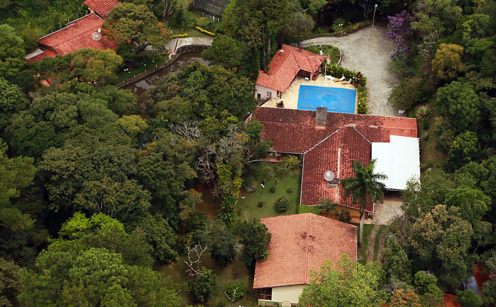 Polícia Federal no Paraná abriu o inquérito para investigar as obras realizadas no sítio Santa Bárbara, em Atibaia (SP), que era frequentado pelo ex-presidente Lula e familiares; inquérito, que deveria ser sigiloso, foi autorizado pelo juiz federal Sérgio Moro; PF quer saber se as reformas no sítio foram pagas pela empreiteira OAS; sobre o assunto, o Instituto Lula já afirmou que não há nada ilegal em o ex-presidente visitar o local, que não servem para vincular o ex-presidente a qualquer espécie de suspeita ou investigação