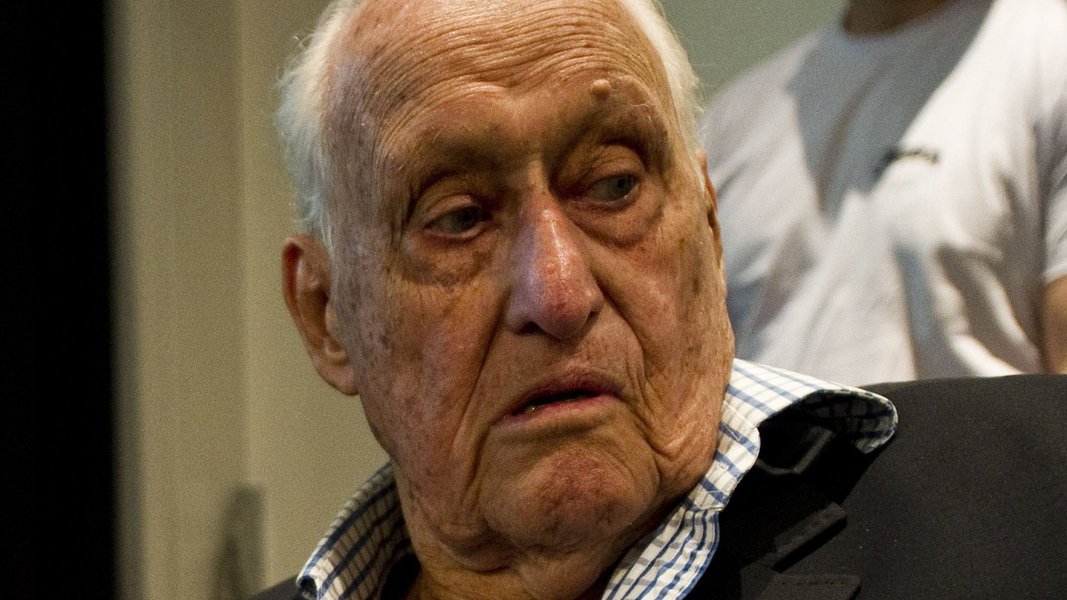 O ex-presidente de honra da Federação Internacional de Futebol Associado (Fifa) João Havelange, de 99 anos, recebeu alta hospitalar neste sábado por volta do meio-dia, segundo boletim médico do Hospital Samaritano, onde ele estava internado, em Botafogo, zona sul do Rio de Janeiro; Havelange foi internado com problemas pulmonares na sexta (27)