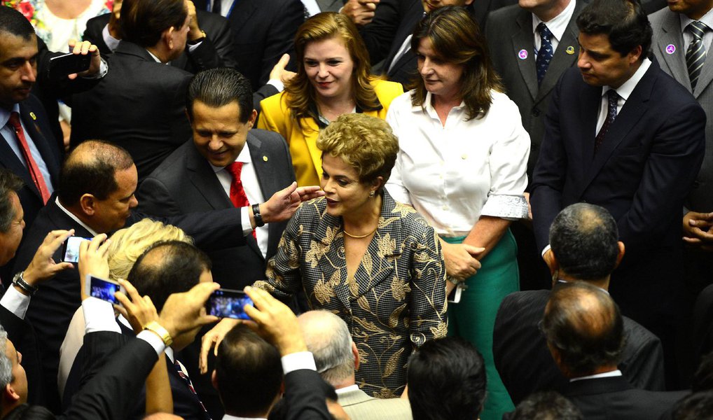 Um dia depois de os parlamentares vaiarem a presidente Dilma na abertura dos trabalhos do Legislativo, o colunista do 247 Hélio Doyle afirma que "o debate praticamente não existe" no Congresso, onde "tudo se compra e se vende", onde "circulam alguns dos maiores ladrões do país" e "práticas nefastas são encaradas com naturalidade"; "O Poder Legislativo é fundamental para a democracia e precisa ser respeitado pelos demais poderes e pelo povo. Mas nosso Congresso, infelizmente, não se faz respeitar. E quem não respeita a si próprio, não merece o menor respeito dos outros. O Congresso, hoje, é uma piada de péssimo gosto", finaliza o jornalista; leia a íntegra