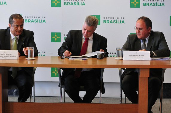 As reuniões do Fórum Permanente de Governadores começaram a apresentar resultados; no Palácio do Buriti, o governador do Distrito Federal, Rodrigo Rollemberg, assinou contrato de refinanciamento da dívida com a União, medida que resultará em economia de R$ 339,2 milhões aos cofres do Executivo; o montante será integralmente destinado à saúde pública; o total do passivo é R$ 1,3 bilhão; com a dedução, esse valor cairá para R$ 972 milhões; foto da esq. para a dir: vice-presidente de Governo do Banco do Brasil, Júlio Cezar Oliveira, governador Rodrigo Rollemberg, e secretário de Fazenda, João Antônio Fleury